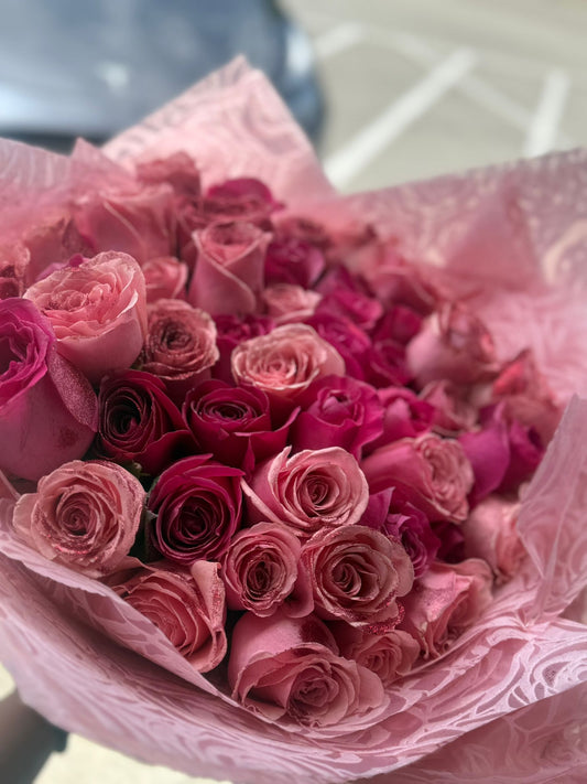 Signature Long Stem Duo-Tone Roses with Baby’s Breath