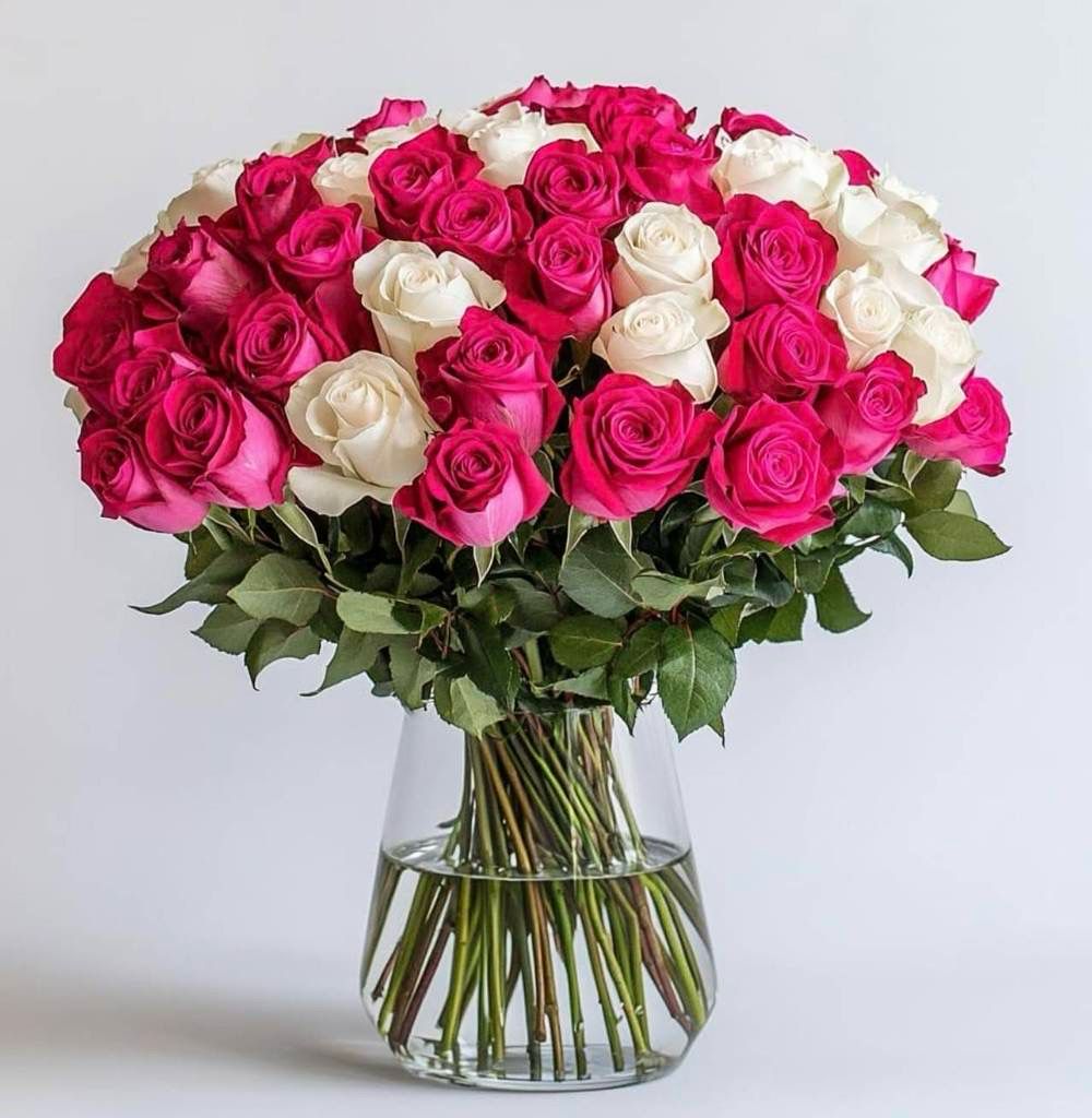 Short Stem Duo-Tone Roses in Glass Vase